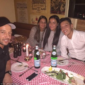 ozil and familia