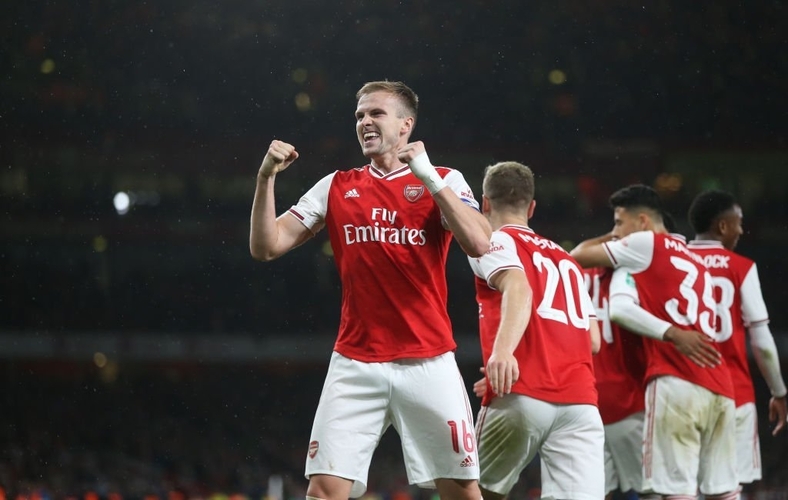 Holding-celebrates-for-Arsenal