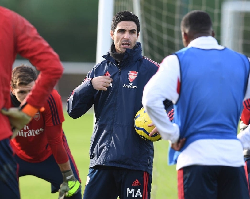 Arteta-talking-to-Arsenal-players-in-training