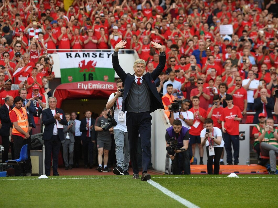 Wenger-bids-farewell-to-Arsenal-fans