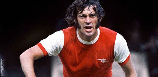 AWESOME SIGNED COLOUR PHOTOGRAPH ARSENAL LEGEND PETER STOREY 
