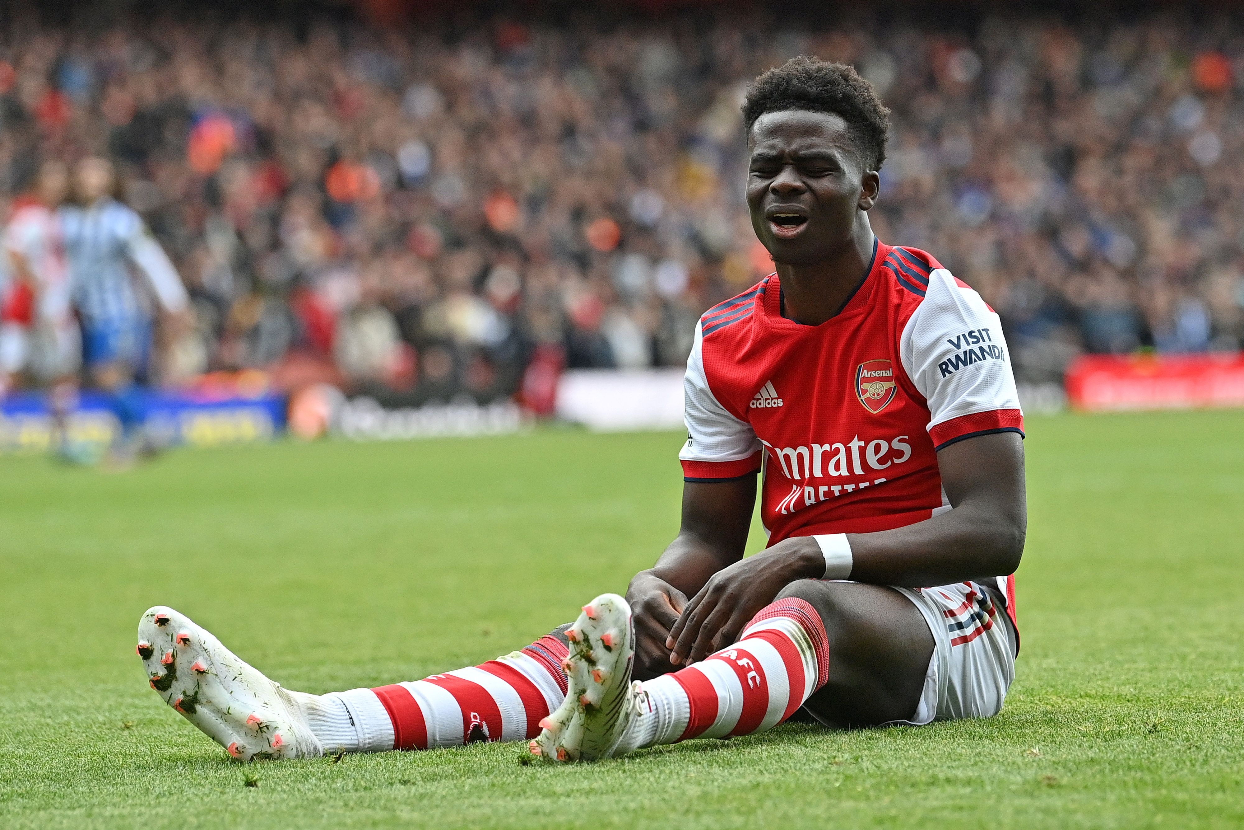 Video: Saka earns and scores from the spot in Emirates Cup clash