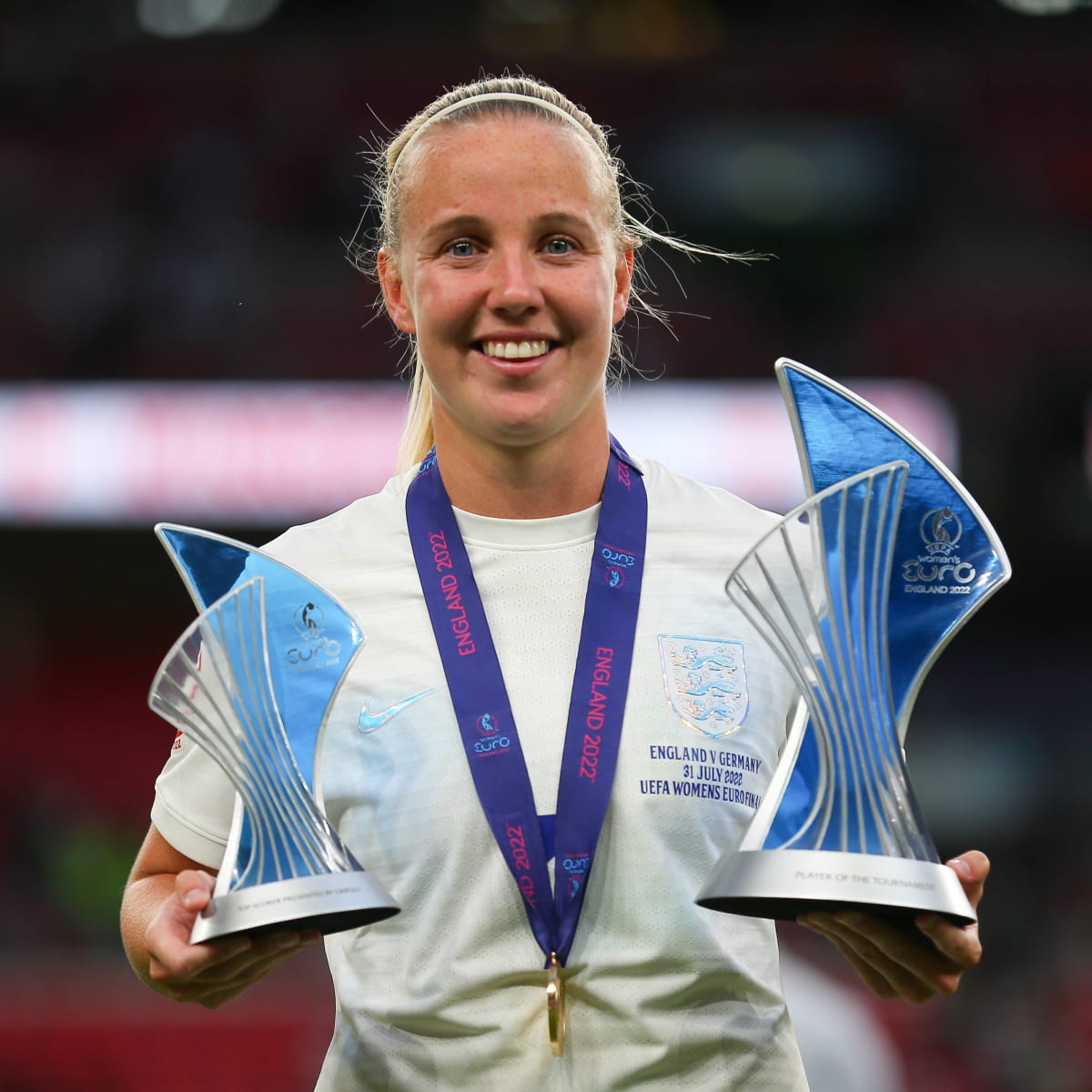 Vote for Arsenal and England star Beth Mead for Womens Player of the