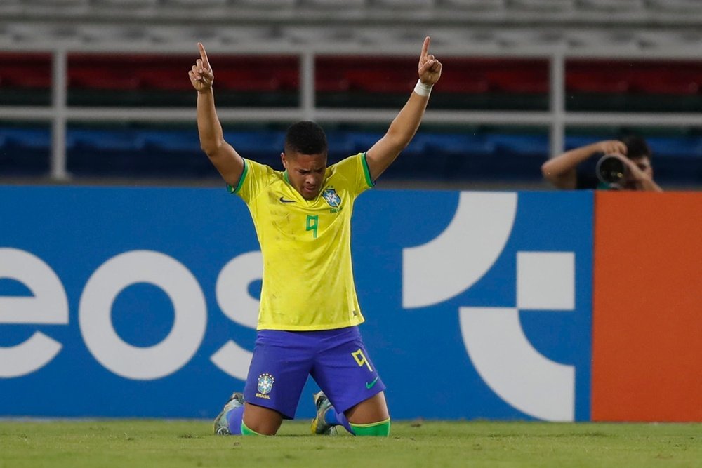 Barcelona seal Vitor Roque signing from Athletico Paranaense