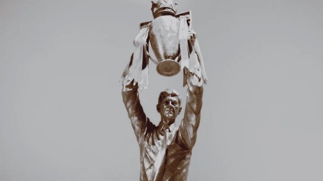 wenger statue