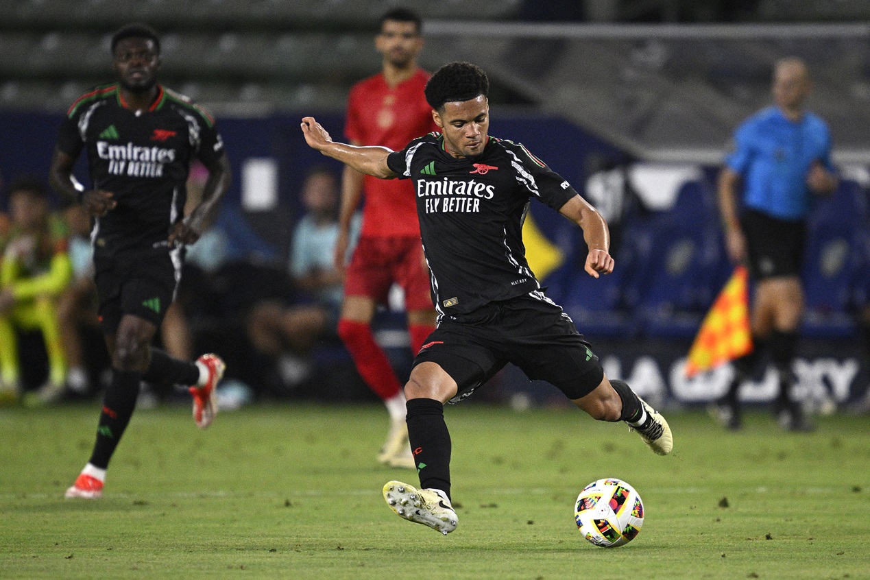 Nwaneri playing for Arsenal