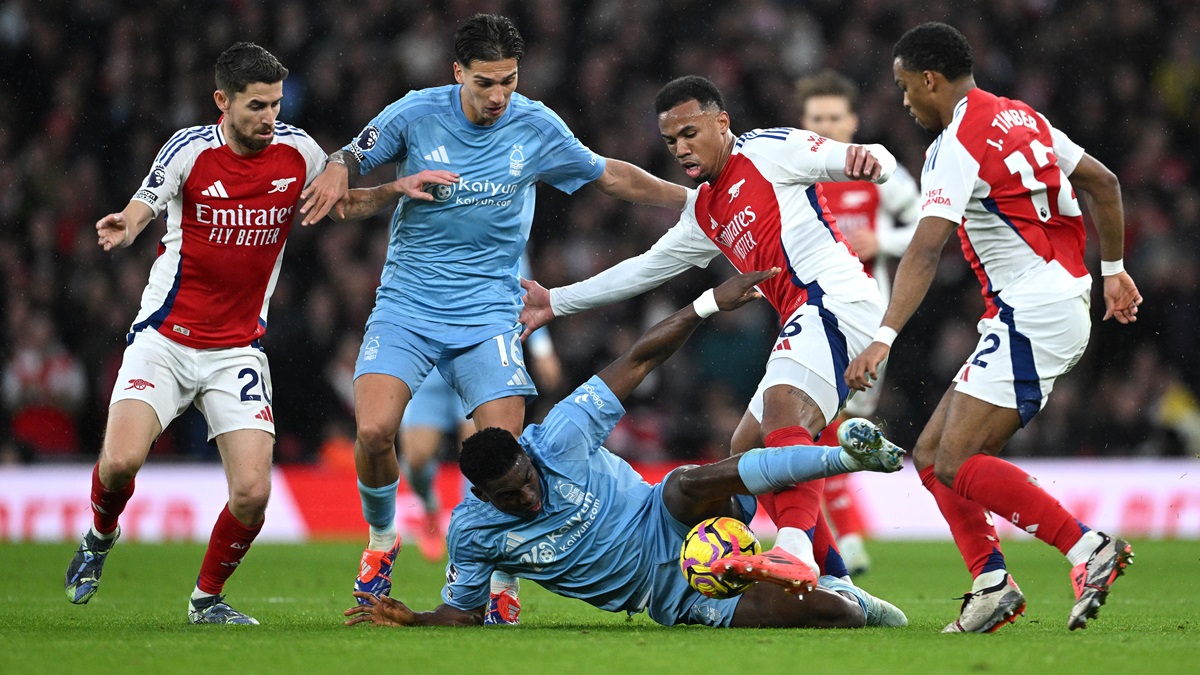 Gabriel defending against Nottingham Forest