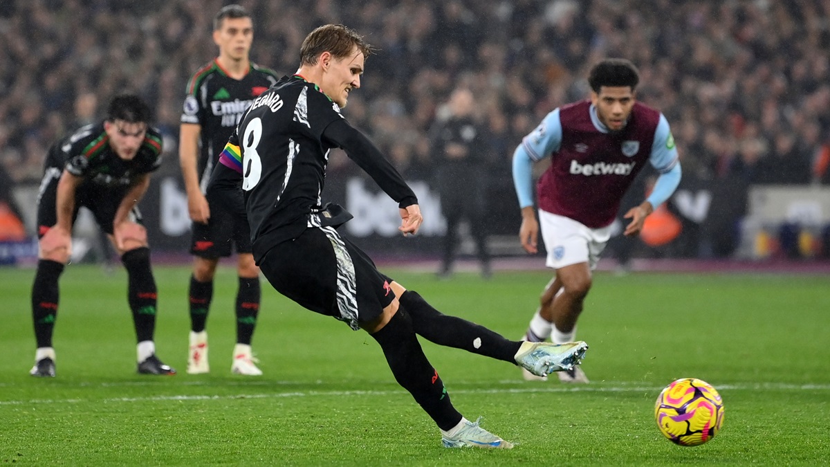 Odegaard acoring penalty against West Ham