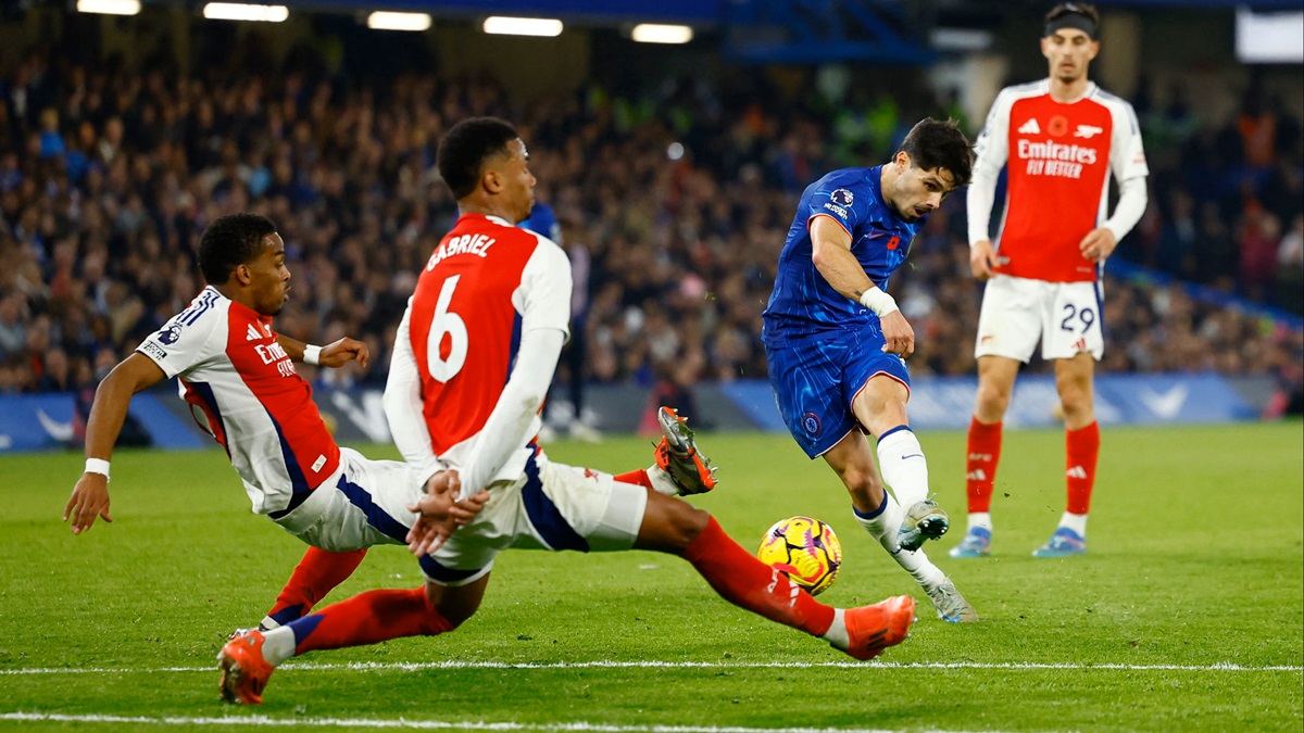 Neto scoring against Arsenal