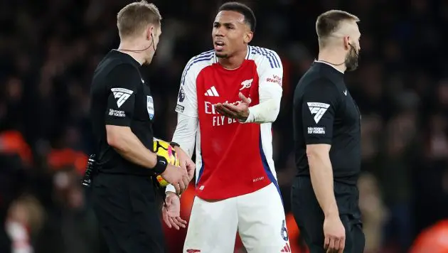 Gabriel complaining to ref after Everton game