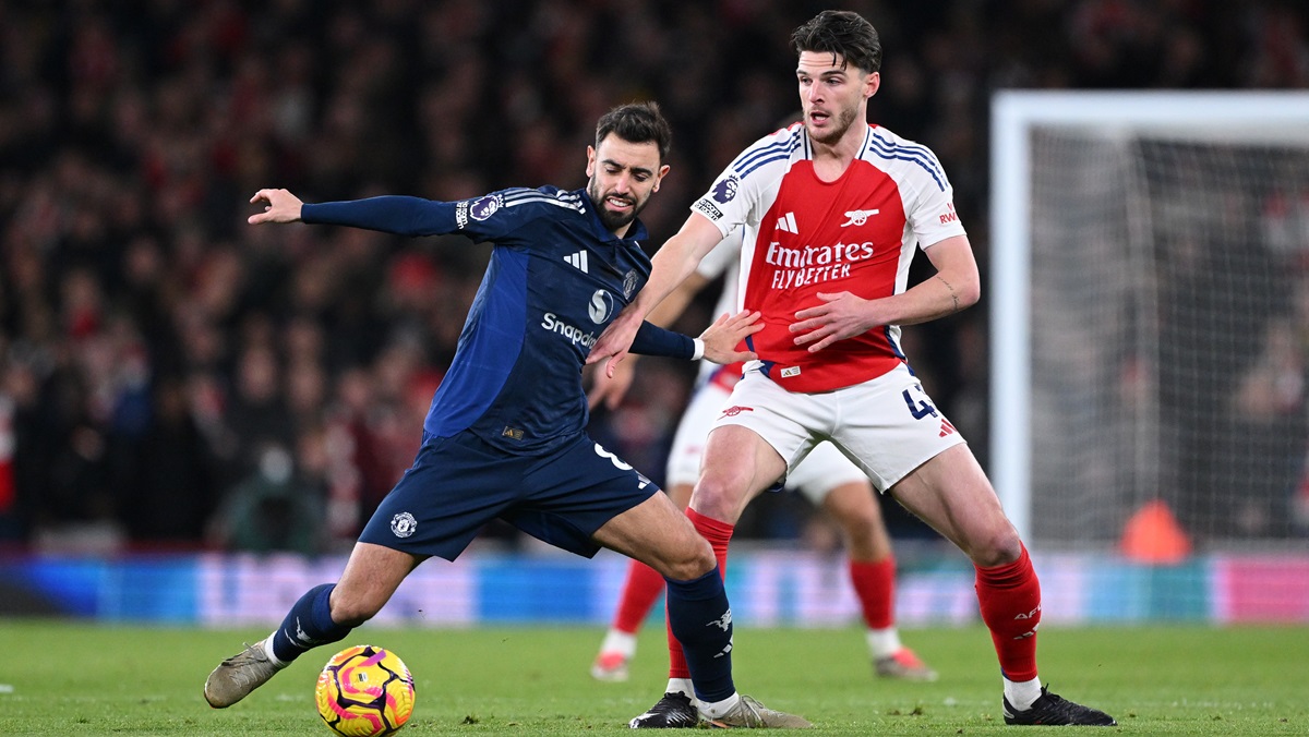 Bruno Fernandes of Manchester United controls the ball whilst under pressure from Declan Rice