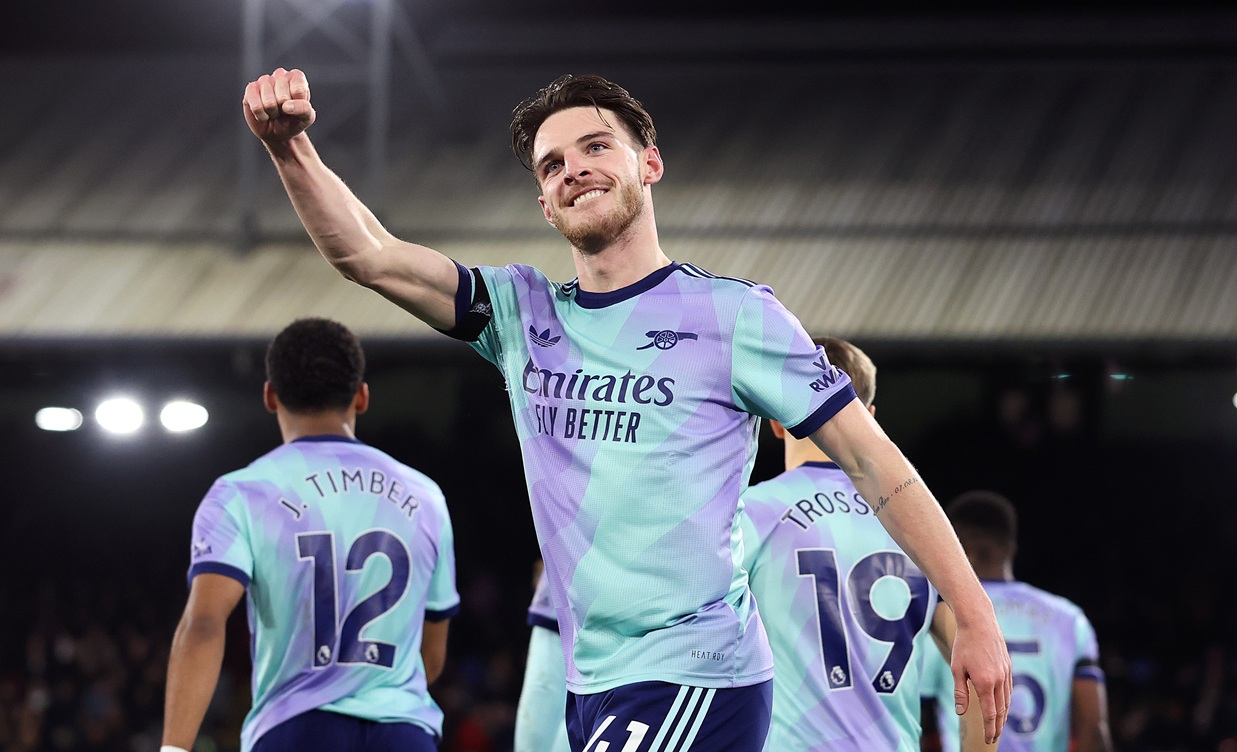 Declan Rice of Arsenal celebrates scoring his team's fifth goal during the Premier League match between Crystal Palace FC and Arsenal FC