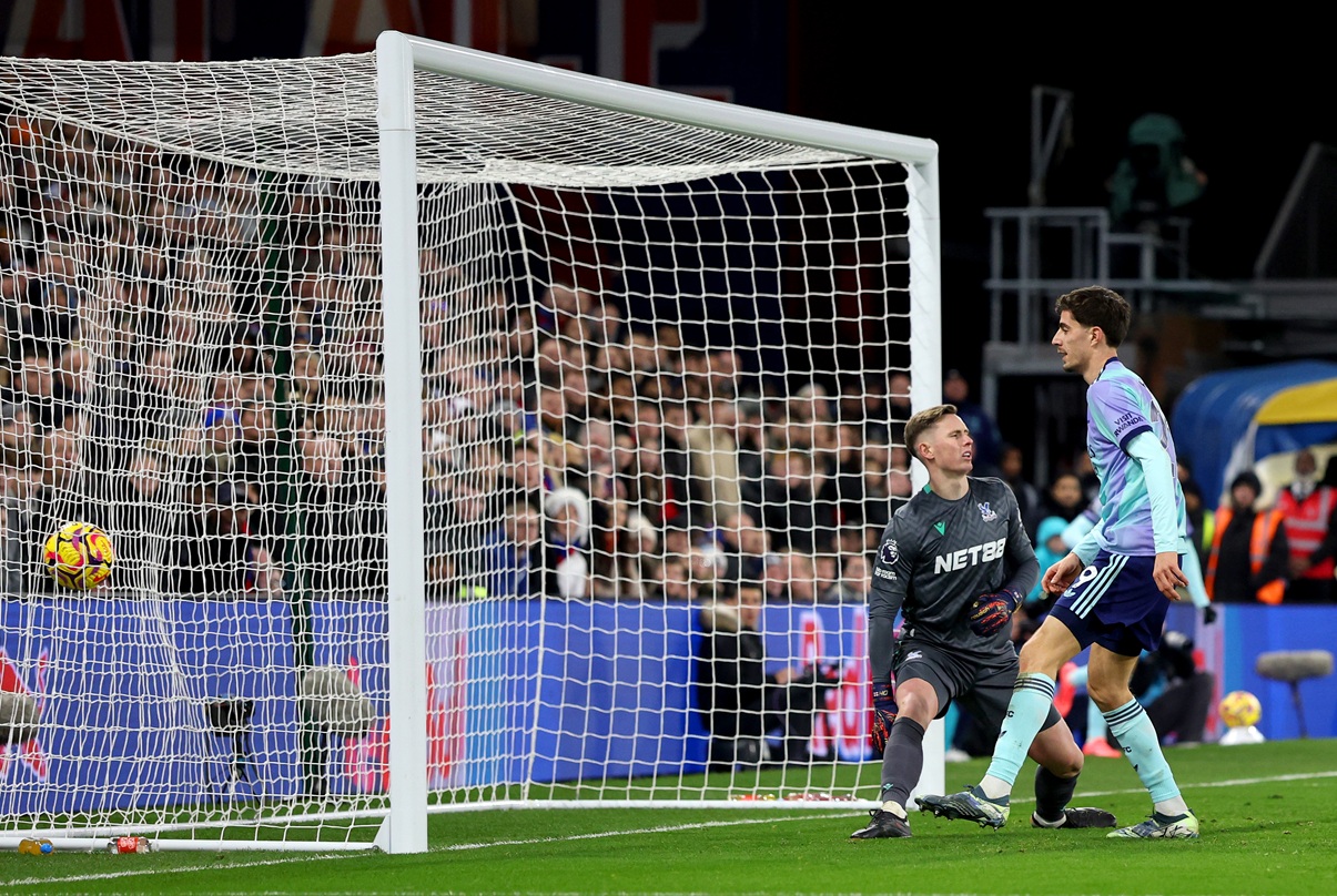 Kai Havertz of Arsenal scores his team's third goal from the rebounded shot of Gabriel Jesus