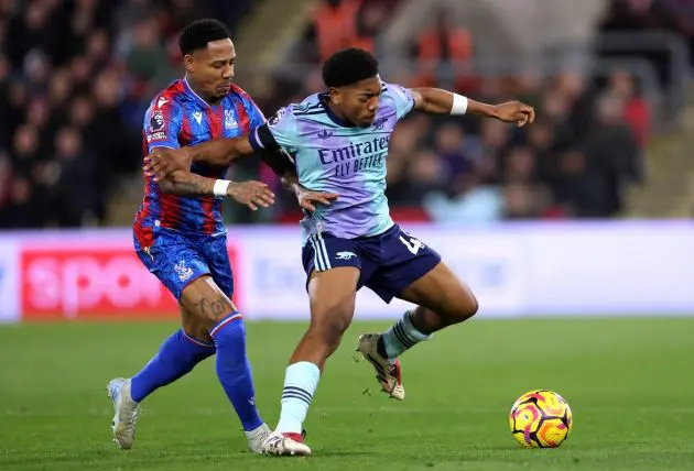 Myles Lewis-Skelly of Arsenal runs with the ball whilst under pressure from Nathaniel Clyne of Crystal Palace