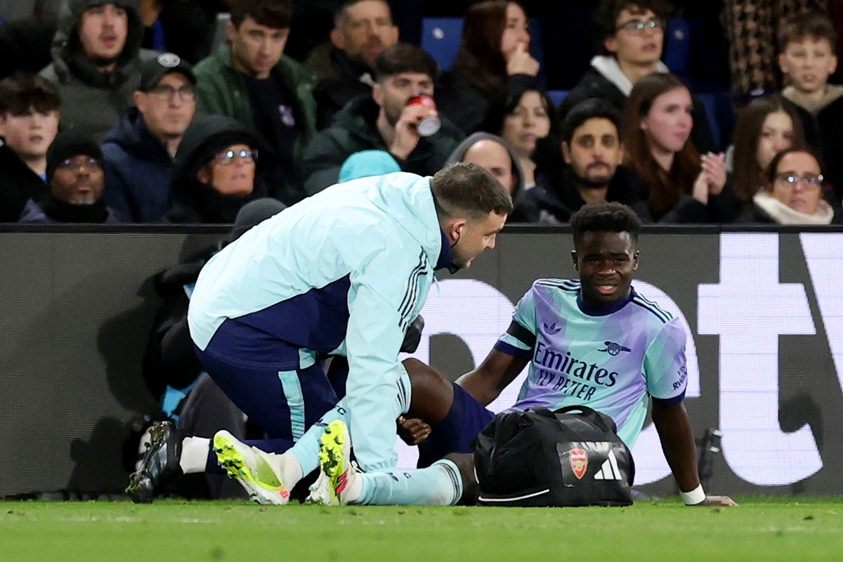 Bukayo Saka of Arsenal receives medical treatment after picking up an injury during the Premier League match between Crystal Palace FC and Arsenal FC