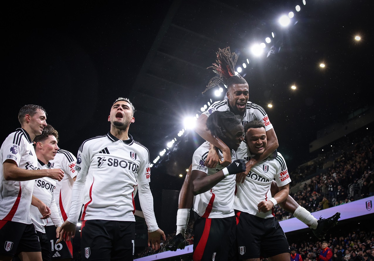 Andreas Pereira of Fulham and team mates celebrate