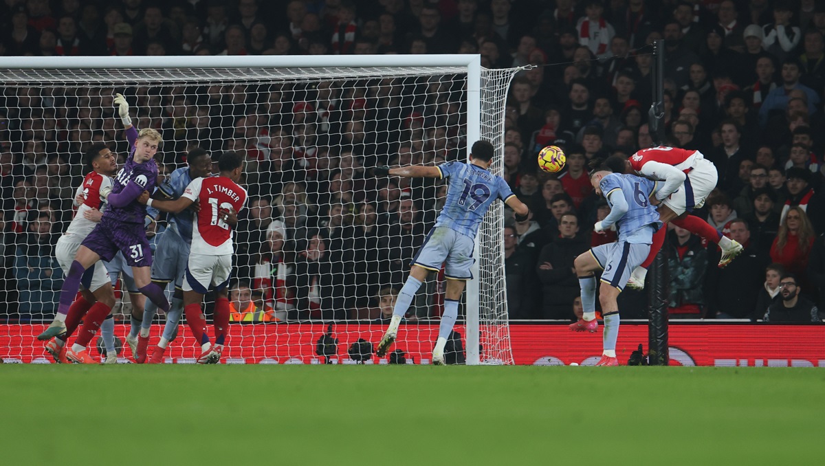 Gabriel scoring v Tottenham