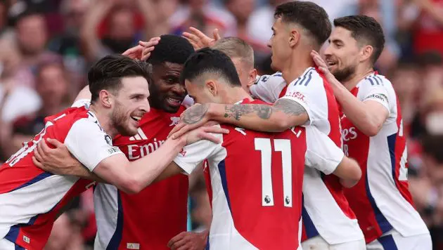 Arsenal players celebrating against Brentford