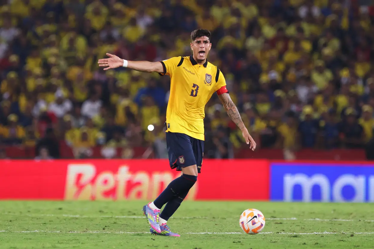 Report says Arsenal is gambling in talks Hincapie who has a clear release clause